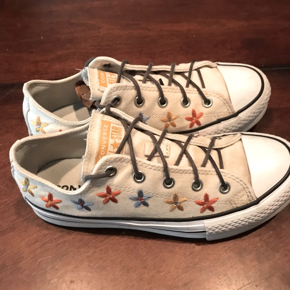 Converse $110 Chuck Taylor All Star Embroidered Flowers 671105C Big Kids Size 3 - Picture 6 of 10